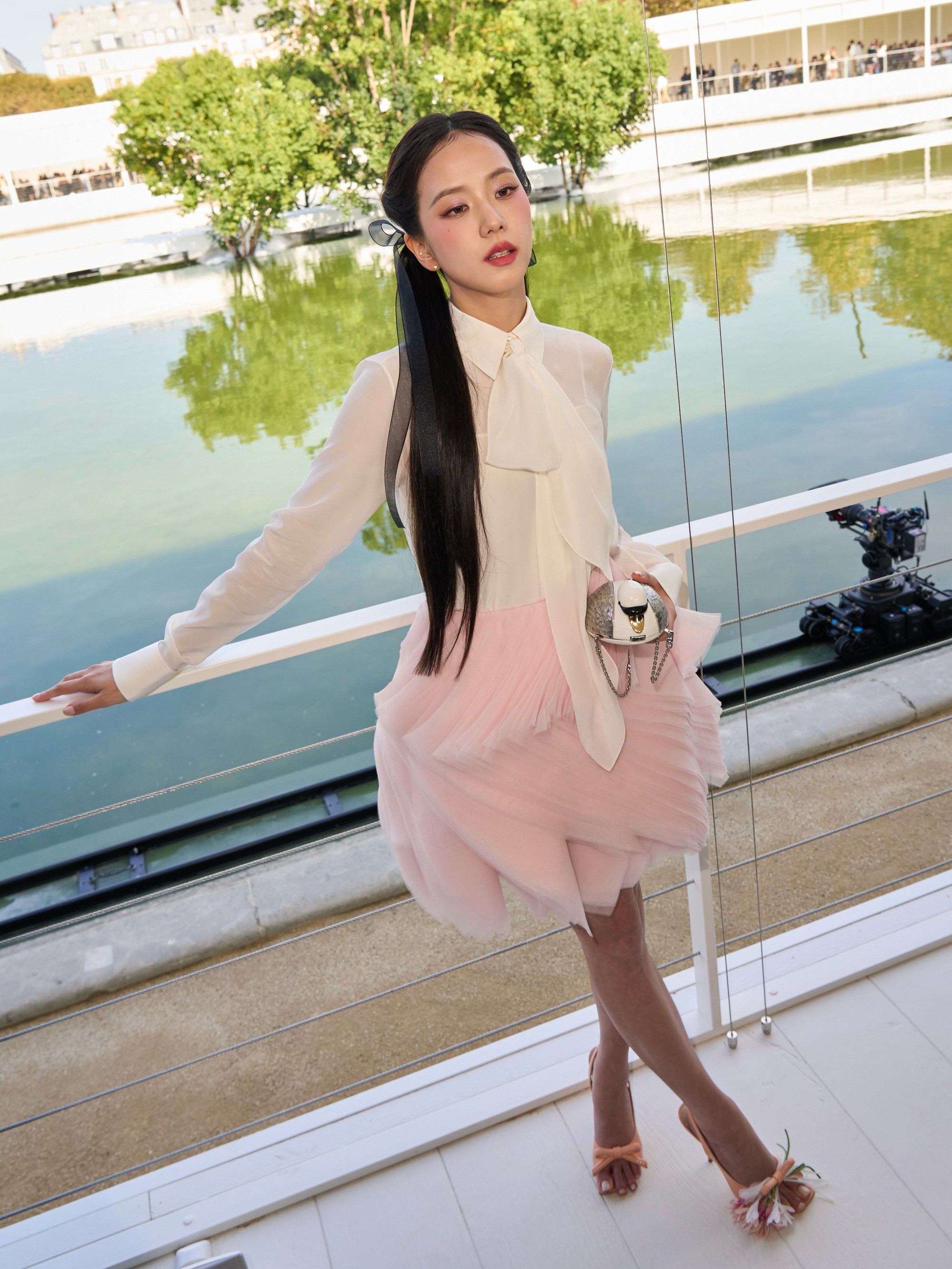 Jisoo: Xinh thì sang làm mẫu beauty, chứ gu xấu thì đừng đi Fashion Week - Ảnh 5.