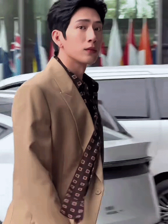 Tổng tài bad boy đang khiến cả MXH rần rần: Visual miễn chê, cùng bạn gái trở thành cặp đôi mặc đẹp nhất showbiz- Ảnh 3.