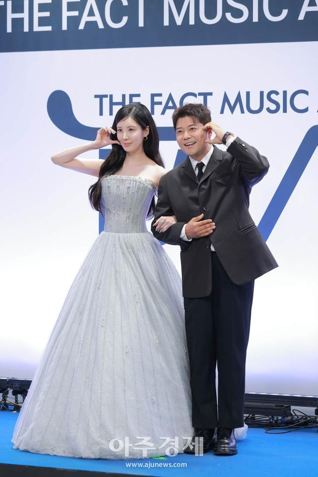 Sự kiện hot nhất showbiz hôm nay: Seohyun (SNSD) hóa nữ thần, nam thần BAD "hẩy ngực" chiếm trọn spotlight- Ảnh 3.