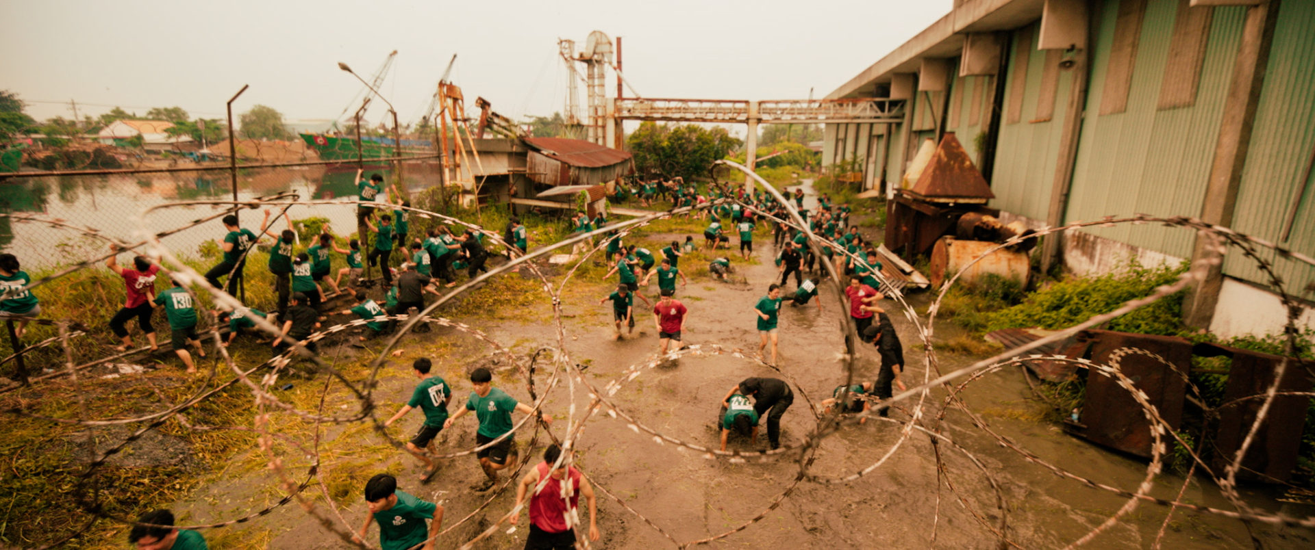 Việt Nam mới có một phim sinh tồn quá khủng: 700 con người bị nhốt 1 chỗ, Squid Game thứ 2 là cái chắc- Ảnh 8.
