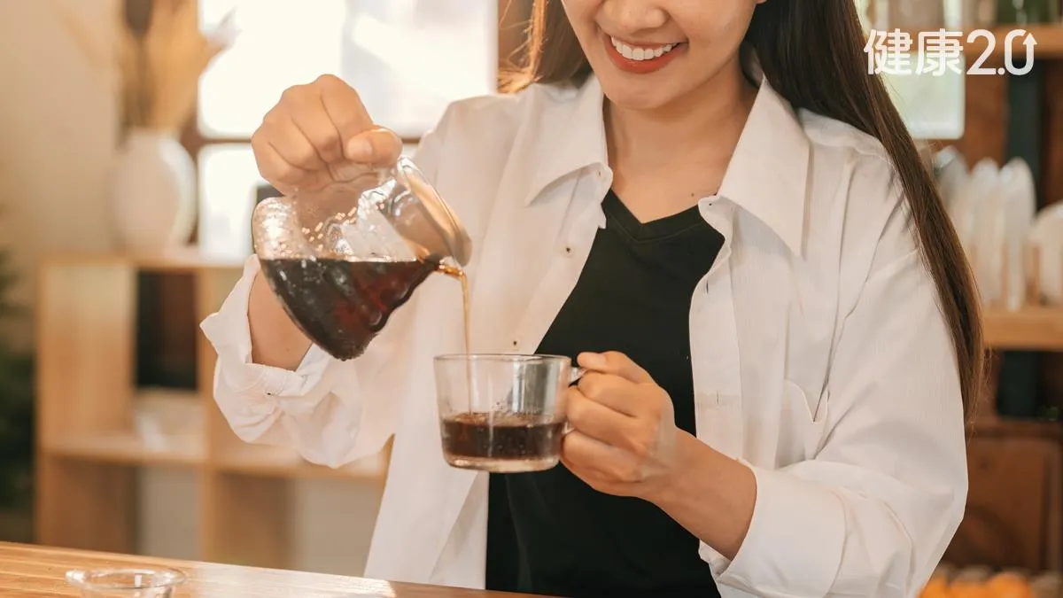 Uống trà mỗi ngày có thể gây hại cho thận? Bác sĩ cảnh báo: Cách uống trà này là nguy hiểm nhất - Ảnh 2.