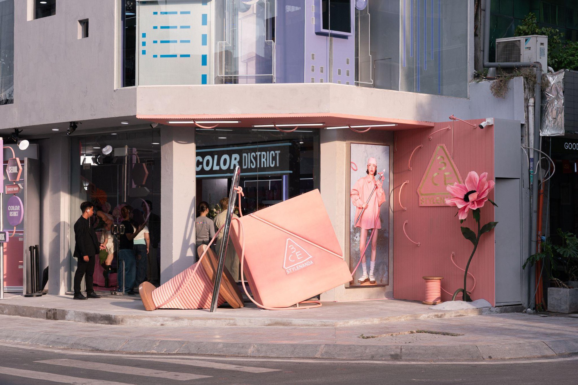 3CE khai trương Collab Pop-up Color District đầu tiên ở Việt Nam: Gương mặt đại diện người Hàn xuất hiện, “siêu phẩm” mới gây chú ý - Ảnh 1.