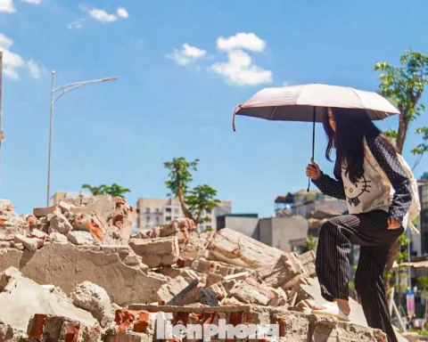 Ngổn ngang những đống phế thải trên Vành đai 1