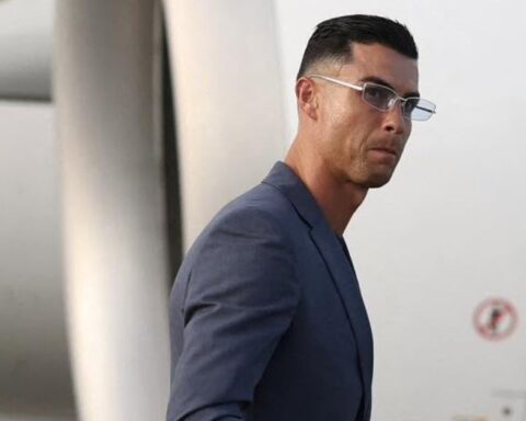 Chuyến bay chở Ronaldo rời tuyển Bồ Đào Nha được theo dõi nhiều nhất thế giới