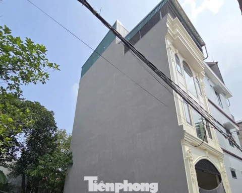 Xây nhầm nhà trên đất hàng xóm: Đã tháo móng, vẫn chờ thỏa thuận để ‘chuyển nhà’