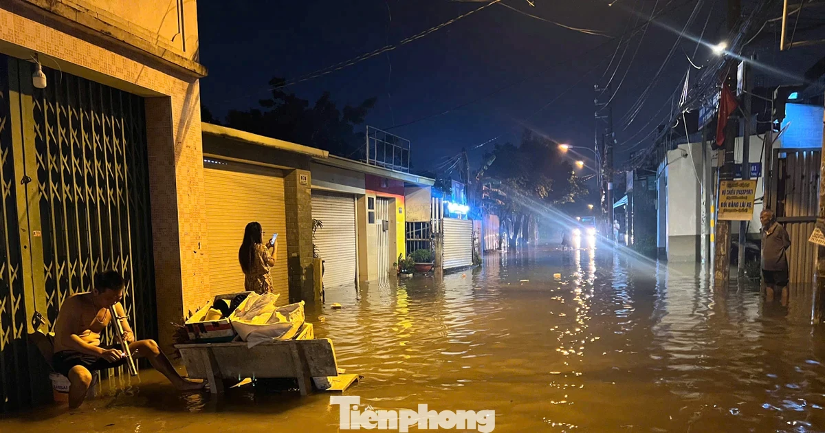 Hàng trăm nhà dân ở TPHCM ngập từ đêm đến sáng: ‘Nước dâng nhanh, chỉ chưa đầy nửa giờ đã tràn vào’