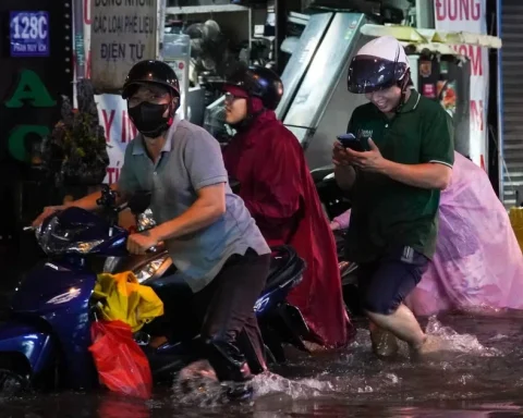 12 tuyến đường ở TPHCM ngập sau mưa lớn, có nơi ngập hơn 1 mét