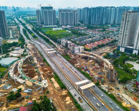 Ngay giữa Đại lộ dài nhất, rộng nhất Việt Nam với 16 làn xe đẹp như Châu Âu đang hình thành 1 nút giao hiện đại, thiết kế đẹp mắt, nằm gần loạt đại đô thị của “ông lớn” Vingroup, Masterise, Geleximco