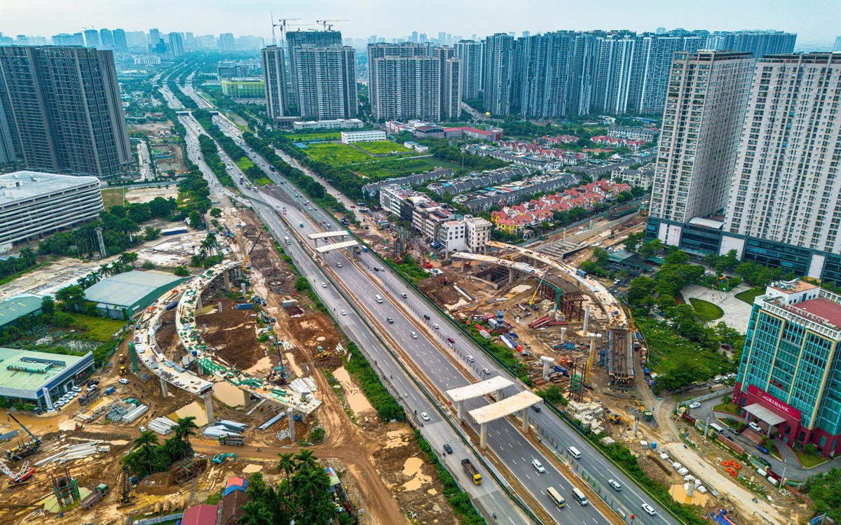 Ngay giữa Đại lộ dài nhất, rộng nhất Việt Nam với 16 làn xe đẹp như Châu Âu đang hình thành 1 nút giao hiện đại, thiết kế đẹp mắt, nằm gần loạt đại đô thị của “ông lớn” Vingroup, Masterise, Geleximco