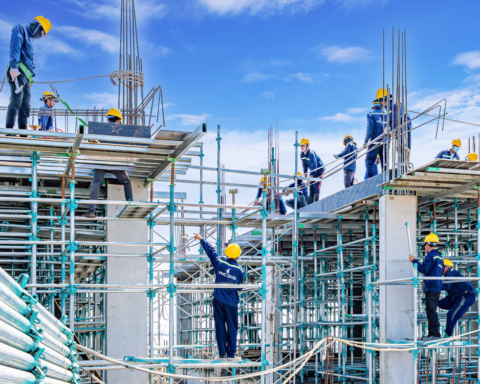“Cơn lốc” tuyển dụng chưa từng có từ tỷ phú Phạm Nhật Vượng: Thợ xây, sơn, ốp lát…lương tới 41 triệu, đã có 120.000 công nhân vẫn tuyển thêm 80.000 người nữa
