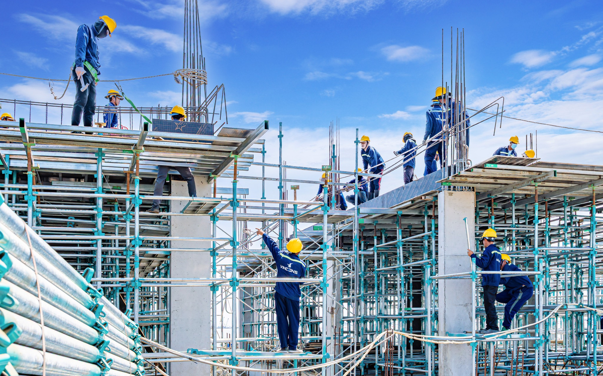 “Cơn lốc” tuyển dụng chưa từng có từ tỷ phú Phạm Nhật Vượng: Thợ xây, sơn, ốp lát…lương tới 41 triệu, đã có 120.000 công nhân vẫn tuyển thêm 80.000 người nữa