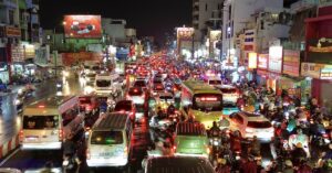 21h nhưng nhiều người tan làm từ chiều vẫn chưa thể về nhà: Các tuyến đường ùn tắc nghiêm trọng trong mưa lớn