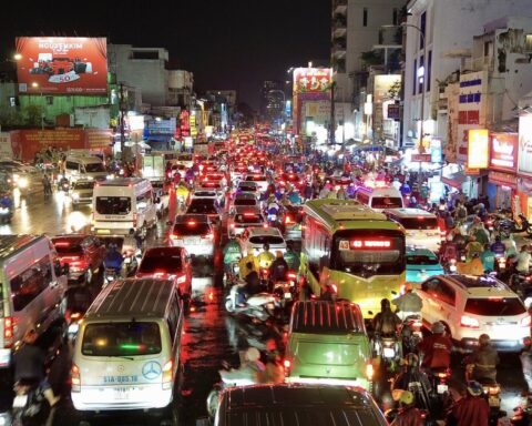 21h nhưng nhiều người tan làm từ chiều vẫn chưa thể về nhà: Các tuyến đường ùn tắc nghiêm trọng trong mưa lớn