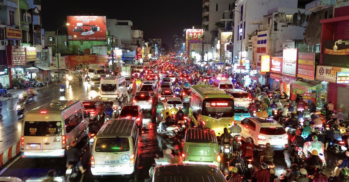 21h nhưng nhiều người tan làm từ chiều vẫn chưa thể về nhà: Các tuyến đường ùn tắc nghiêm trọng trong mưa lớn