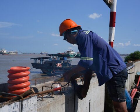 Công nhân ‘đội nắng, thắng mưa’ thi công đê kè tại siêu dự án ở TP.HCM