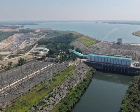 Dự kiến đào 400.000 m³ đất đá, xây 48.000 m³ bê tông, lắp hơn 2.100 tấn thiết bị trong 3 tháng cuối năm để tăng tốc mở rộng công trình 35 năm tuổi do Liên Xô giúp Việt Nam xây dựng