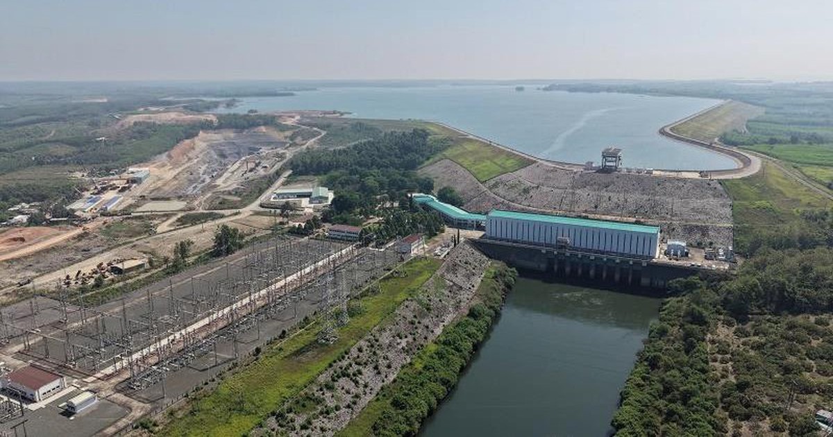 Dự kiến đào 400.000 m³ đất đá, xây 48.000 m³ bê tông, lắp hơn 2.100 tấn thiết bị trong 3 tháng cuối năm để tăng tốc mở rộng công trình 35 năm tuổi do Liên Xô giúp Việt Nam xây dựng