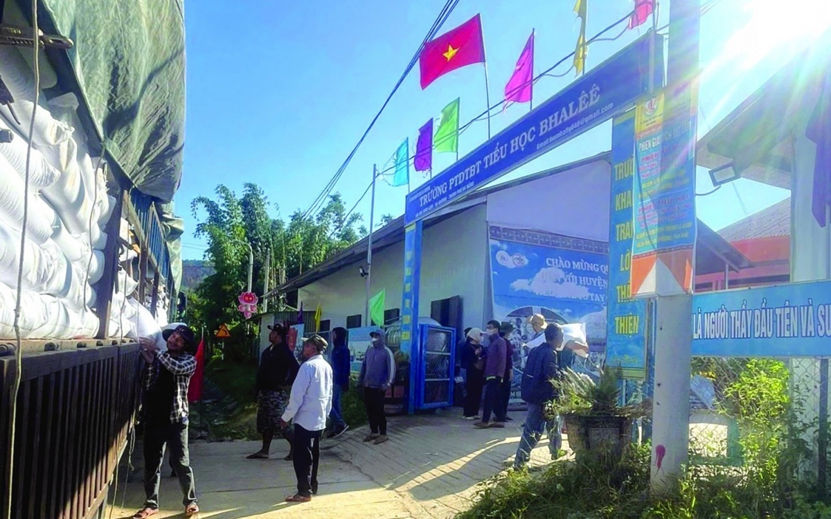 Gạo đến trường vùng xa, ấm tình trước năm học mới