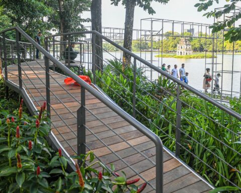 Công nhân gấp rút hoàn thiện ‘dải lụa’ uốn lượn quanh Hồ Gươm