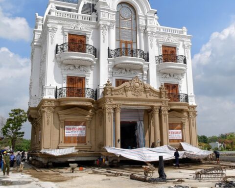 Biệt thự hàng trăm tấn ở Bắc Ninh về vị trí mới sau gần tháng ‘thần đèn’ di dời