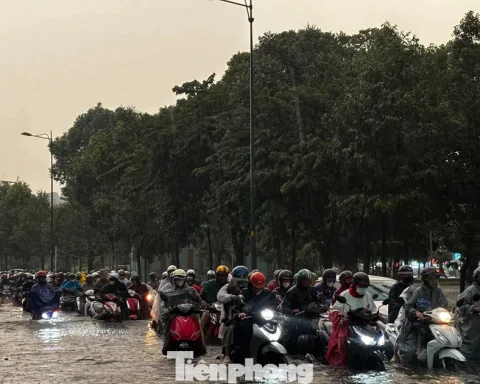 Từ những trận mưa lớn ở TPHCM: Bao giờ đường về nhà hết ngập?