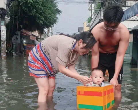 Mưa không kéo dài, nhiều tuyến đường ở TPHCM vẫn ngập sâu