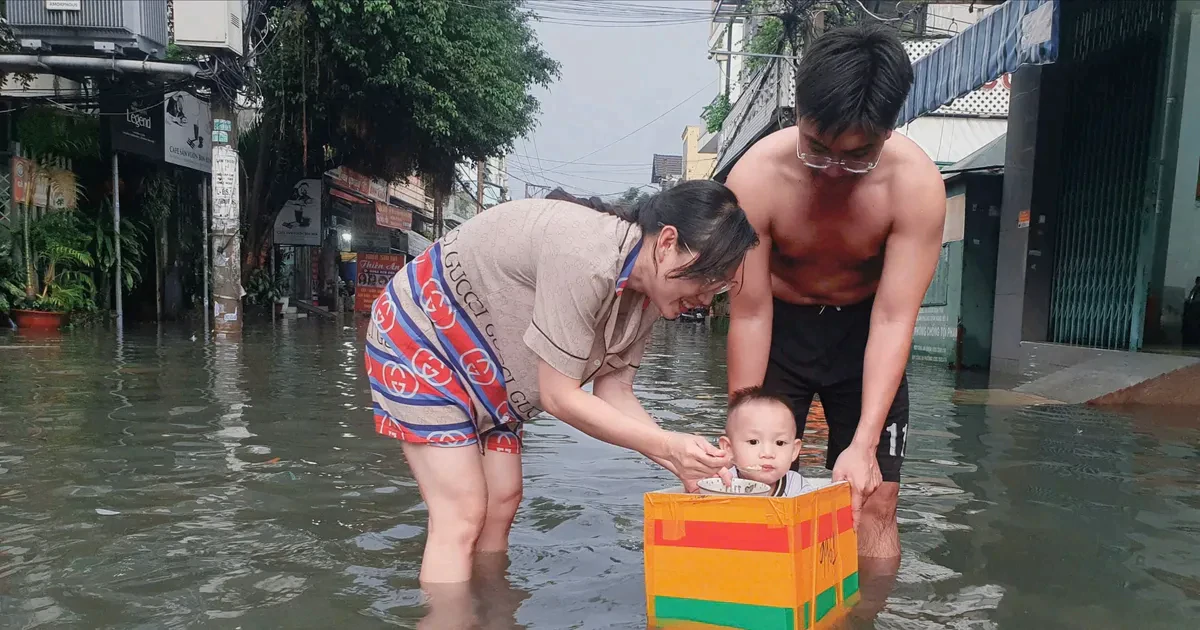 Mưa không kéo dài, nhiều tuyến đường ở TPHCM vẫn ngập sâu