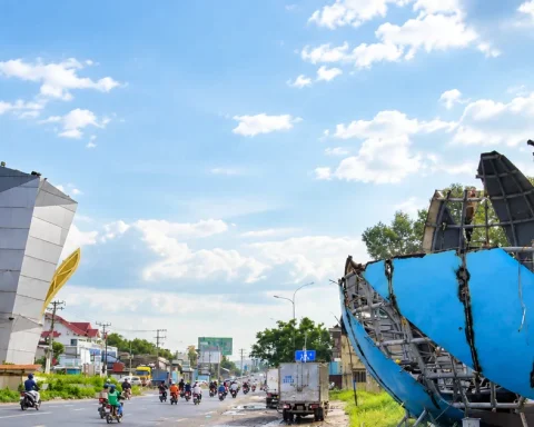 Tháo dỡ quả cầu thép 18 tấn ở cổng chào
