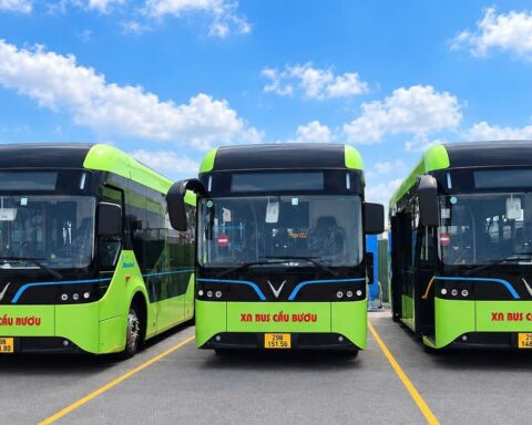 Doanh nghiệp nhà nước hơn 10.000 nhân sự “bắt tay” hãng xe của tỷ phú Phạm Nhật Vượng, đưa 28 xe buýt vào hoạt động ngay đầu tháng 10