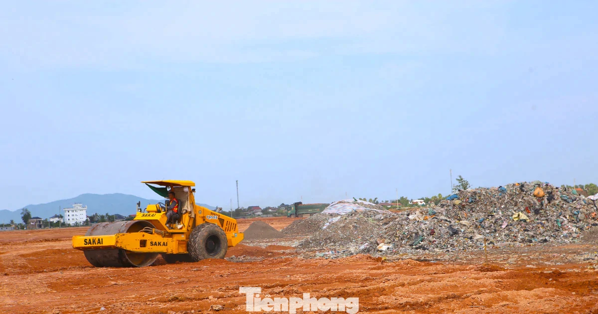 Phát lộ ‘núi rác’ dưới lòng đất khi thi công khu công nghiệp 1.555 tỷ