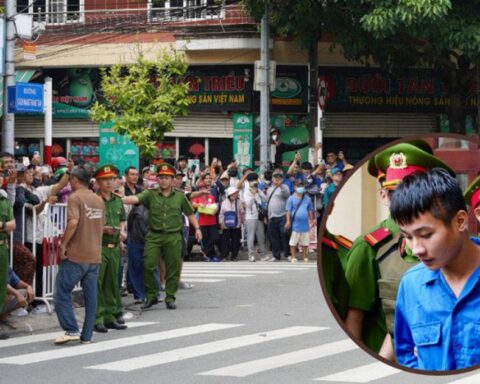 Kẻ sát hại 3 mẹ con ở Đồng Nai được dẫn giải khỏi tòa sau khi lĩnh án tử hình, hàng trăm người tập trung 2 bên đường theo dõi
