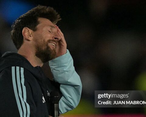 Messi bật khóc nói lời tạm biệt ĐT Argentina: “Ngày hôm nay buồn nhất cuộc đời tôi”