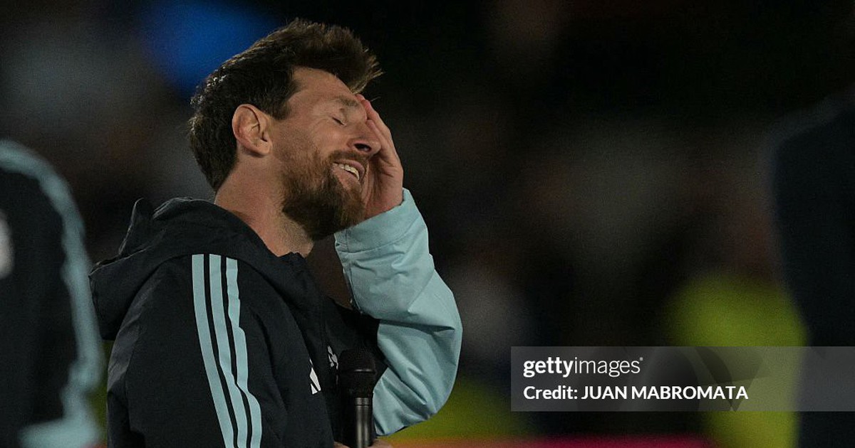 Messi bật khóc nói lời tạm biệt ĐT Argentina: “Ngày hôm nay buồn nhất cuộc đời tôi”