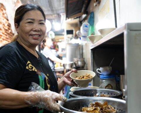 Chủ bún chả Hàng Quạt trước phản ánh ưu tiên khách Tây hơn khách Việt: “Ai đến trước chị làm trước”