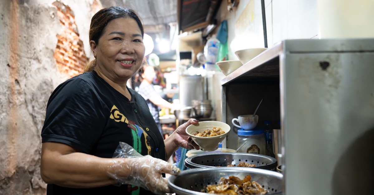 Chủ bún chả Hàng Quạt trước phản ánh ưu tiên khách Tây hơn khách Việt: “Ai đến trước chị làm trước”