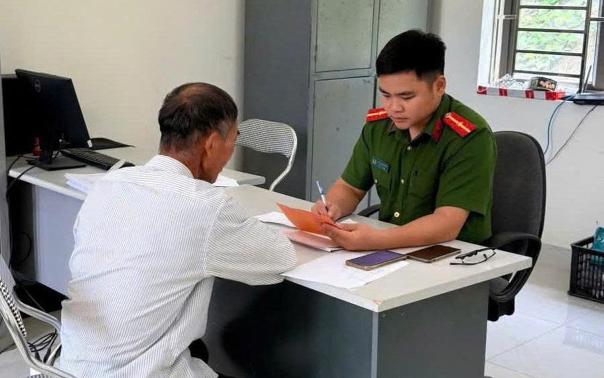 Vừa nhận cuộc gọi báo kiểm tra toàn bộ tiền tiết kiệm 120 triệu đồng, người đàn ông lập tức có mặt tại đồn công an ở Thái Nguyên để làm việc
