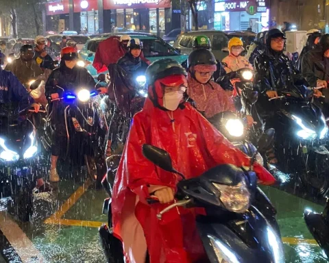 Mưa lớn từ chiều đến tối, người dân TPHCM chật vật về nhà
