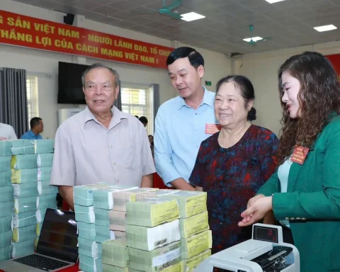 GPMB Quốc lộ 1A: Máy đếm tiền chạy hết công suất, người dân mang bao tải tiền về