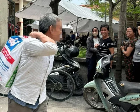 Người dân nhận bao tải tiền bồi thường giải phóng mặt bằng: Có rủi ro?