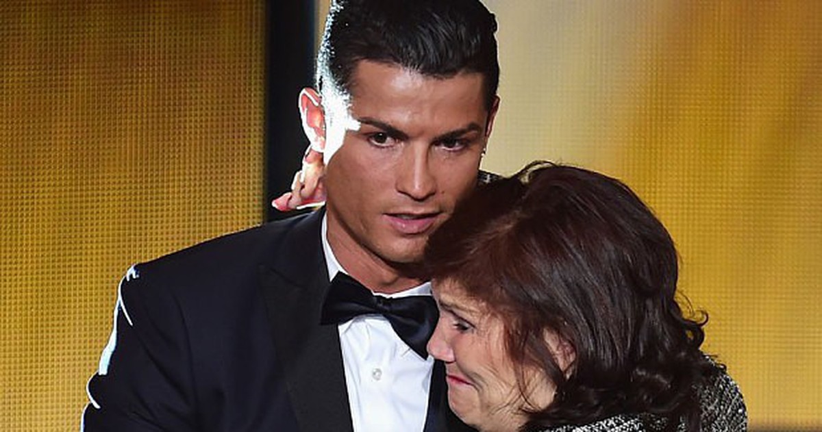 Ronaldo có 41 tuổi, là siêu sao thế giới vẫn khiến mẹ rơi nước mắt