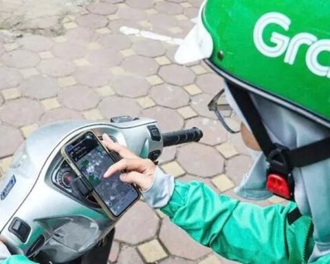 Đi làm 12 tiếng, tốn đến 70.000 đồng tiền xăng mỗi ngày, trả 130.000 đồng tiền dầu mỗi tuần, nữ tài xế Grab vỡ ra nhiều chuyện