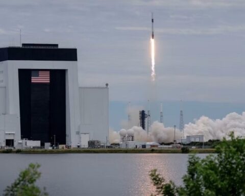 Công nghệ 10/10: SpaceX lấn sân viễn thông, Adobe có đối thủ AI miễn phí
