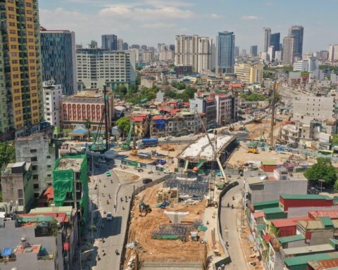 Cận cảnh công trường hai cầu vượt trên tuyến Vành đai 1 ở Hà Nội