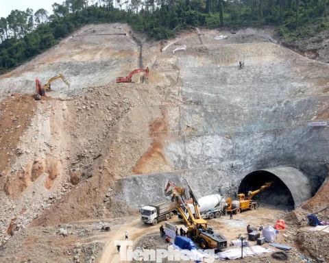 Cận cảnh thi công hầm xuyên núi trên cao tốc kết nối với Lào
