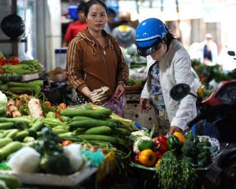 Giá rau xanh tại TP.HCM tăng mạnh sau đợt mưa lớn kéo dài: Người mua lẫn tiểu thương gặp khó