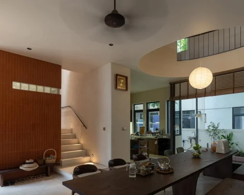 Cắt bớt sàn nhà, tạo khoảng thông tầng kết nối cả gia đình