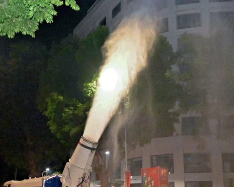 Hà Nội: Tiếp tục chạy xe phun sương dập bụi trong Vành đai 1