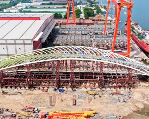 Cầu đi bộ hình lá dừa qua sông Sài Gòn dự kiến hợp long ngày 21/10