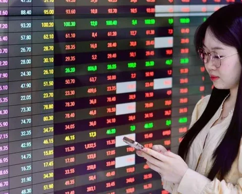 Chứng khoán ‘đỏ lửa’ đầu tuần, VN-Index mất hơn 14 điểm