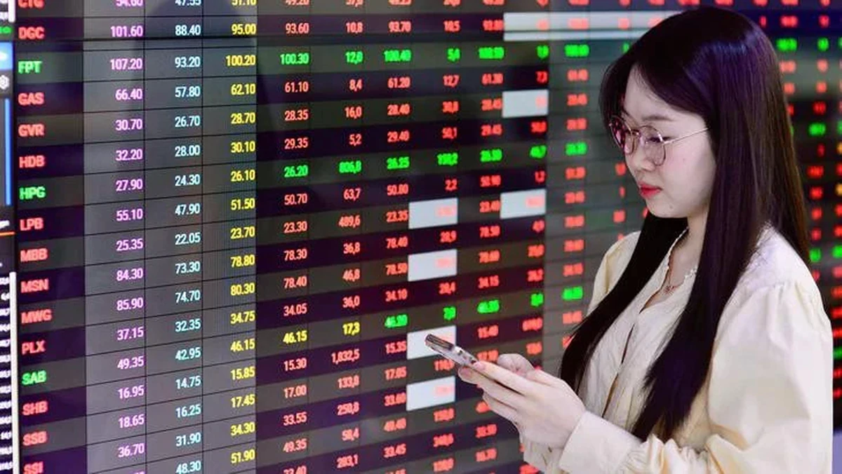 Chứng khoán ‘đỏ lửa’ đầu tuần, VN-Index mất hơn 14 điểm